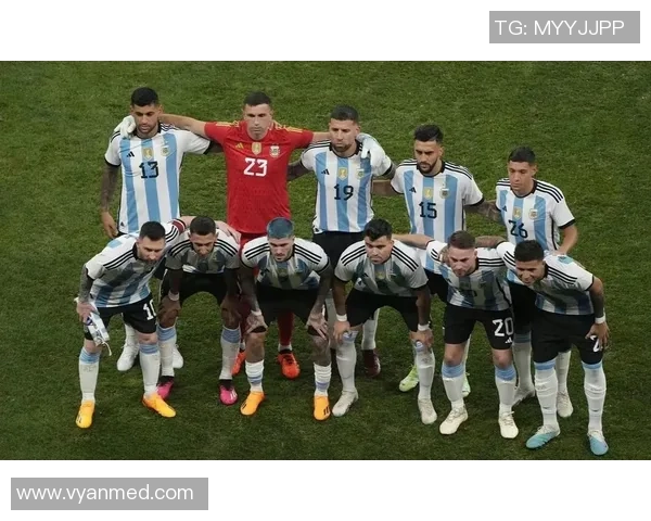 他不仅是绿茵场上的巨星，更是球迷心中永远的偶像，帅气的足球王者